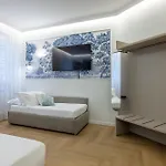 Luxury With Private Hot Tub & Sauna - Magnifica Homes